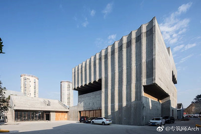 筒拱與錯層相互交織,這座建筑可以說很“大舍”了